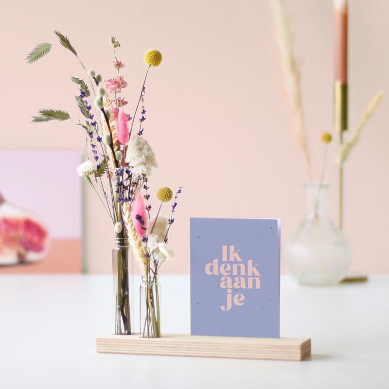 houten plankje met vaasje droogbloemen en kaart 'ik denk aan je'