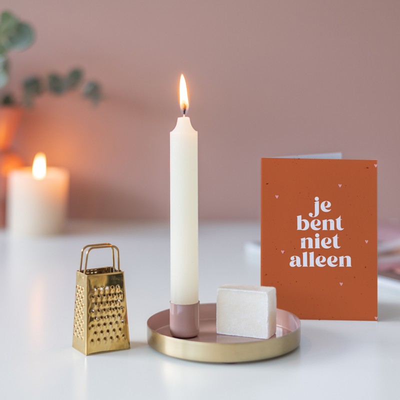 witte dinerkaars met amberblokje, mini-rasp, plateau en wenskaart 'je bent niet alleen'