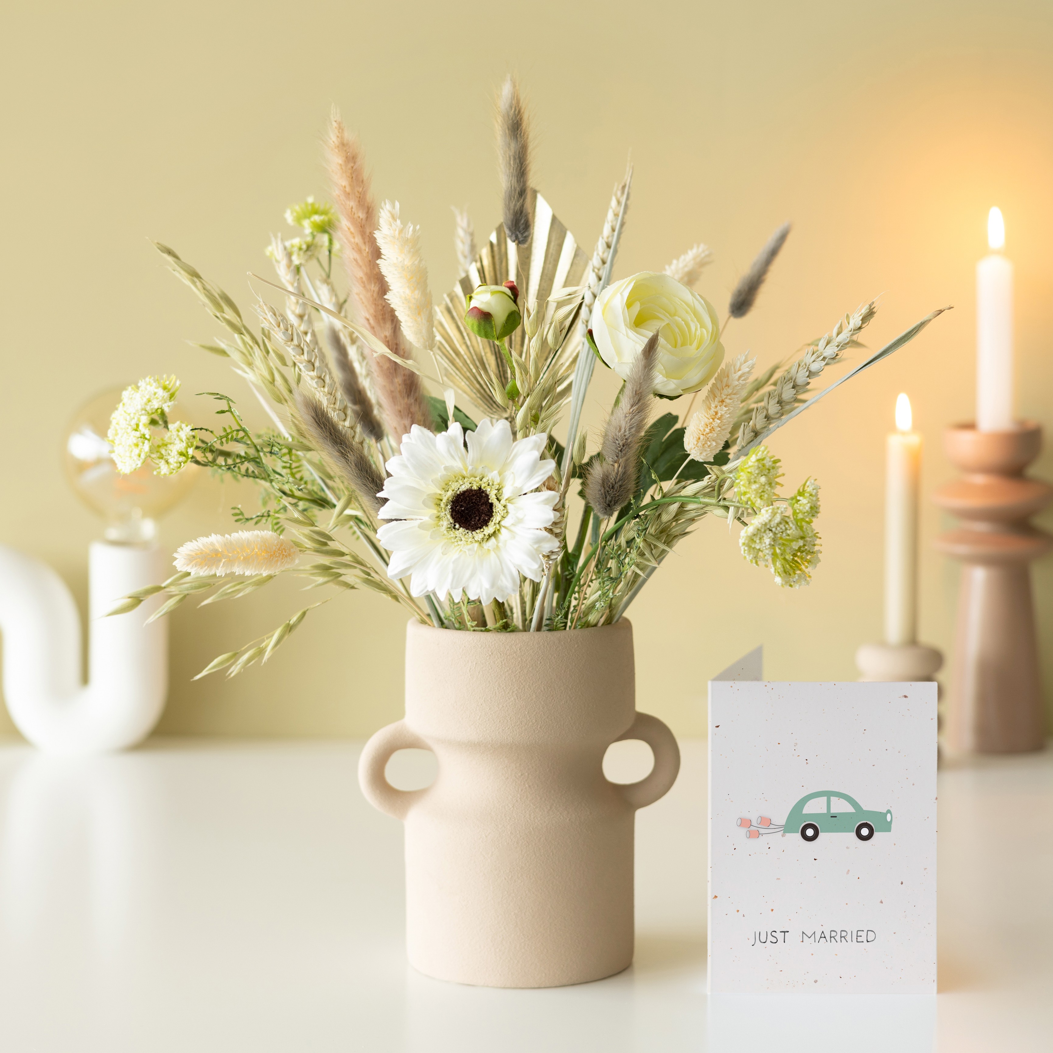 Witte droog- en zijden bloemen met kaartje Just Married
