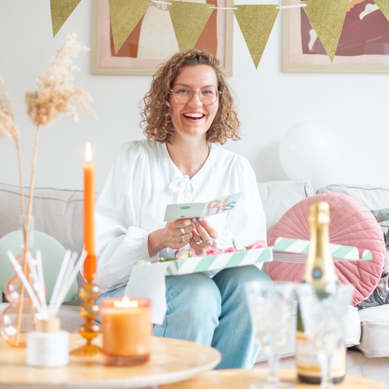 vrouw leest lachend een wenskaart