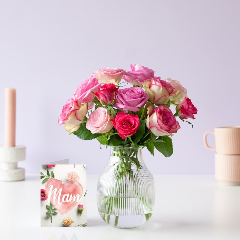 Roze rozen met wenskaart mam