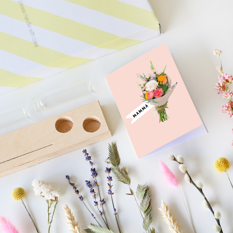 Droogbloemen en kaartje met tekst Mama