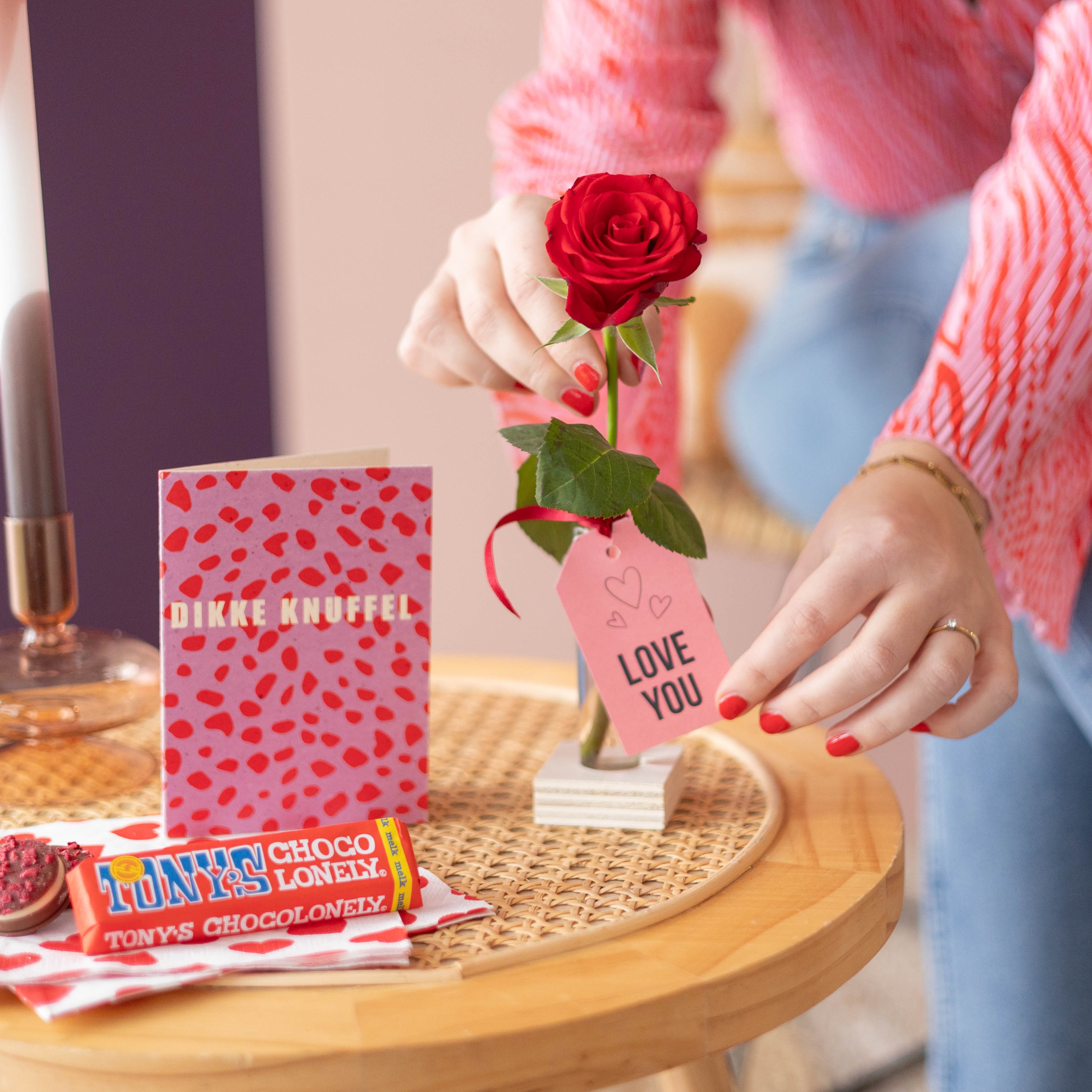 Valentijnscadeau met rode roos, wenskaartje en kleine Tony's chocoladereep