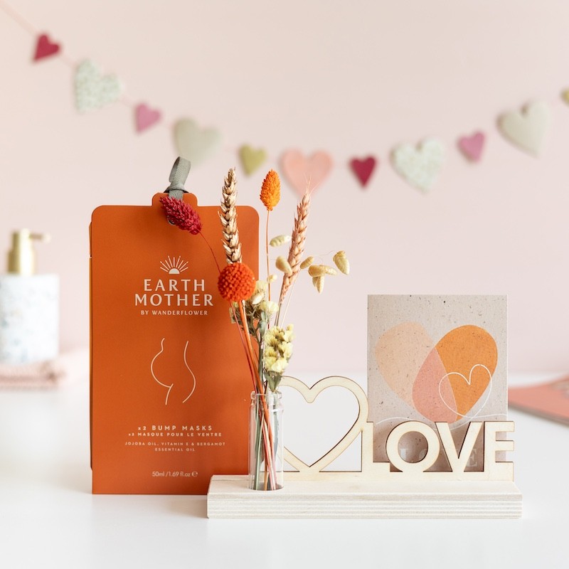 zwangerschapscadeau met houten plankje met tekst 'love', set met buikmaskers en hartjeskaart