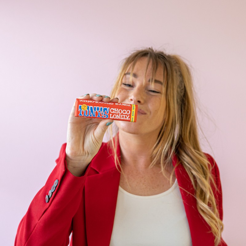 Vrouw met mini chocoladereep Tony's