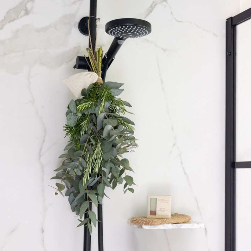 SpaWellness Pakket | Bos eucalyptus met rozemarijn | Online wellness pakketje per post versturen | BloomPost met aandacht voor de natuur Brievenbusbloemen