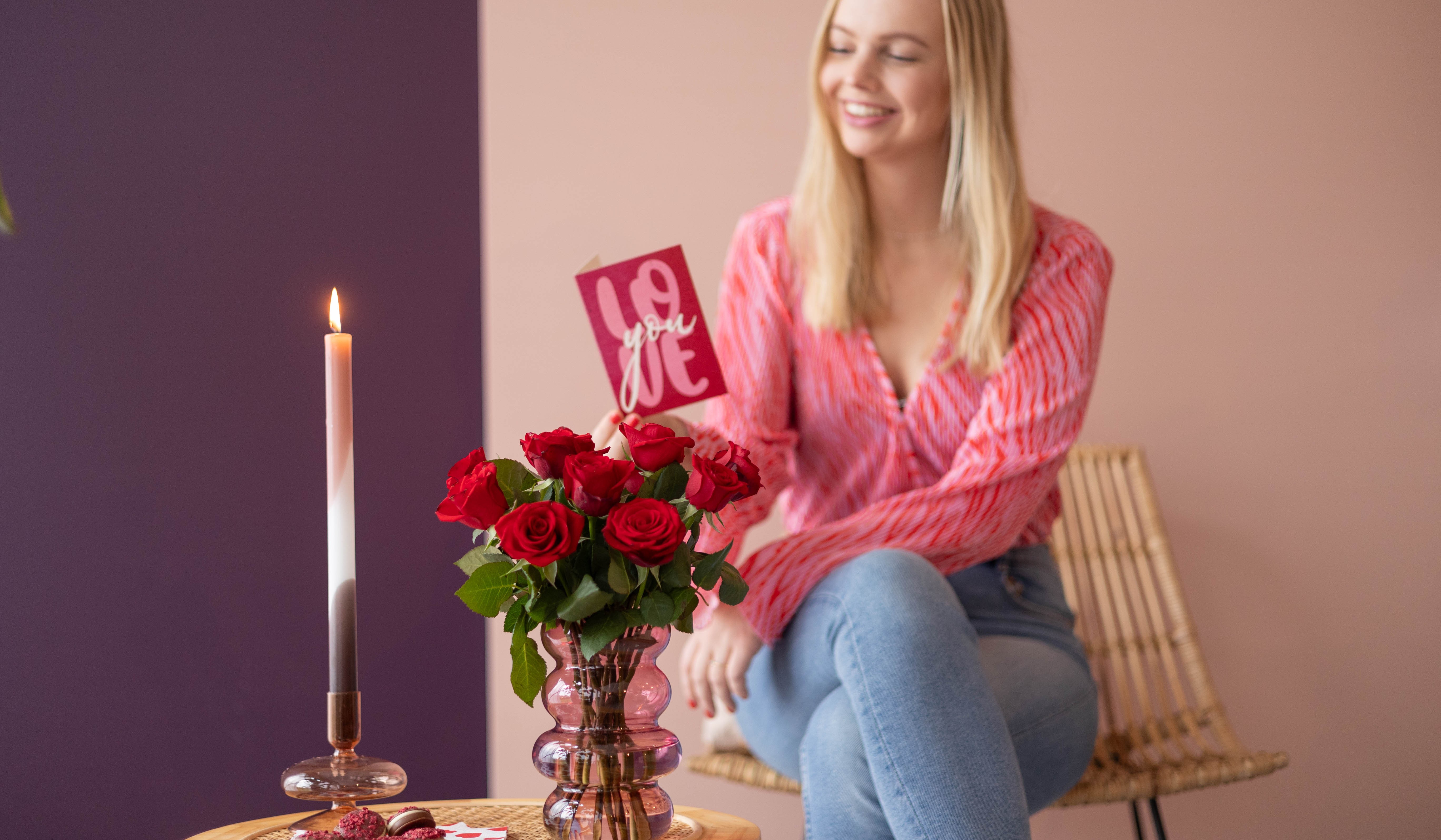 vrouw leest lachend een valentijnskaart 