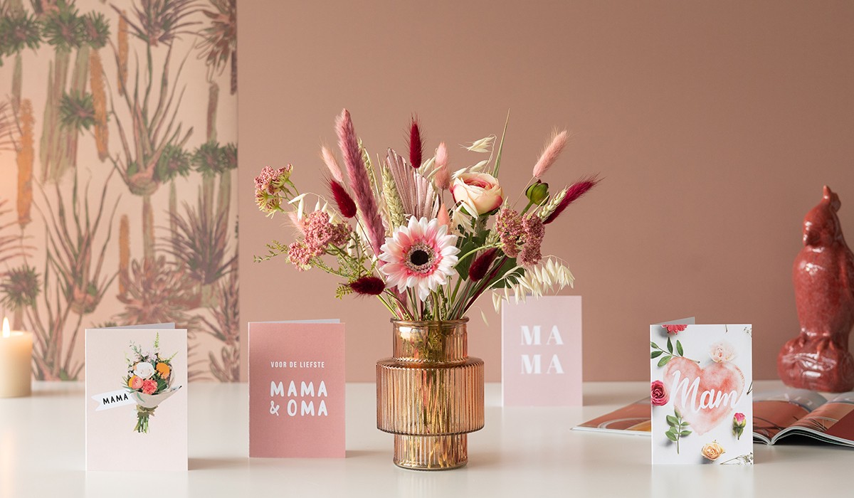 bos met roze en rode zijden bloemen en moederdagkaartjes ernaast