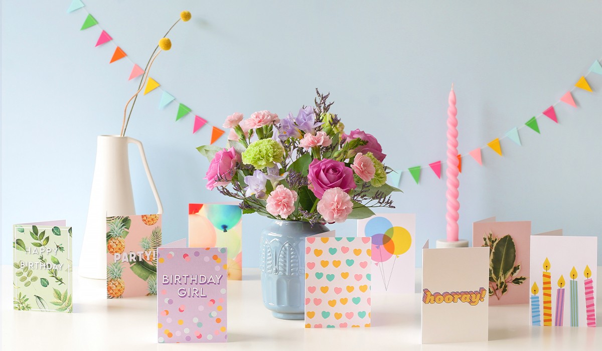 Bloemen met verjaardagskaarten