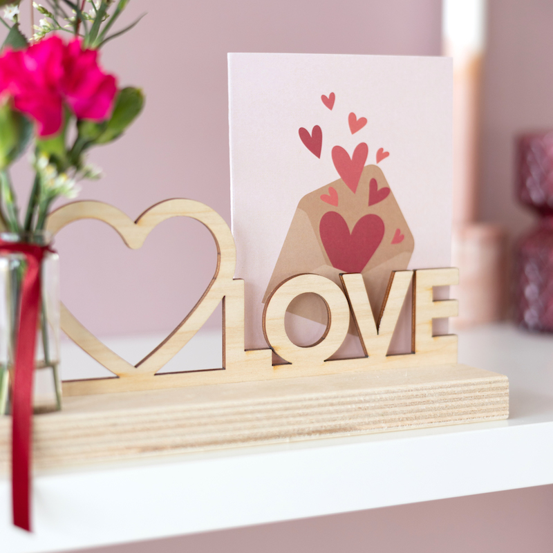 houten plankje met tekst Love en wenskaart met hartjes
