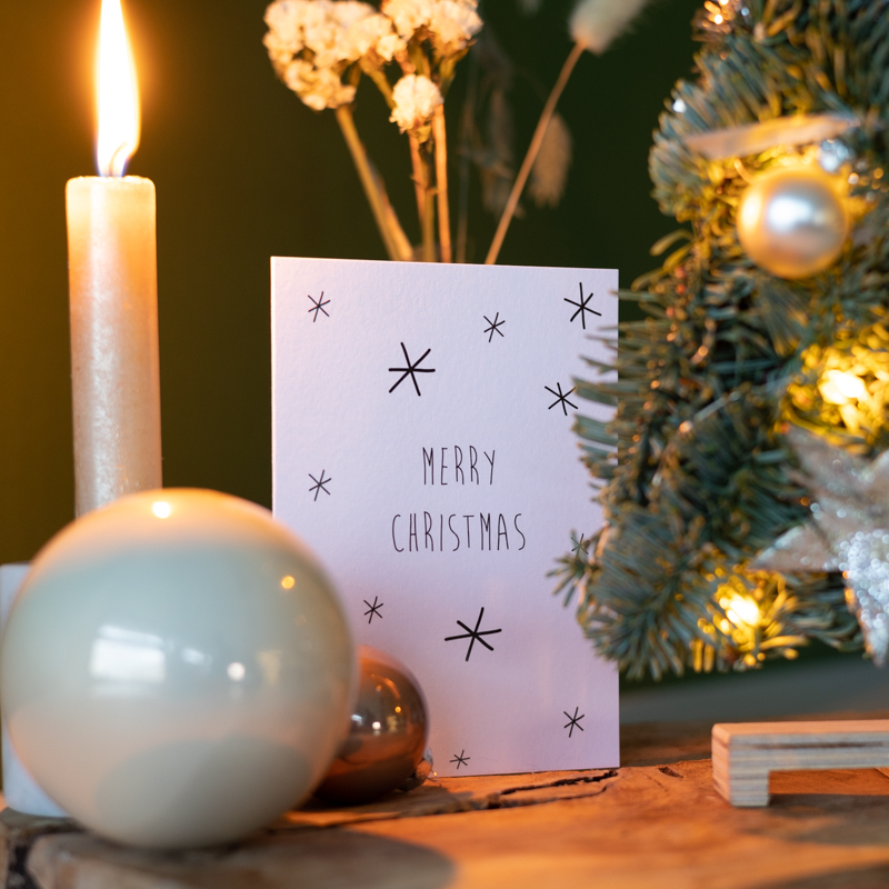 kaars en kaart in kerstsferen