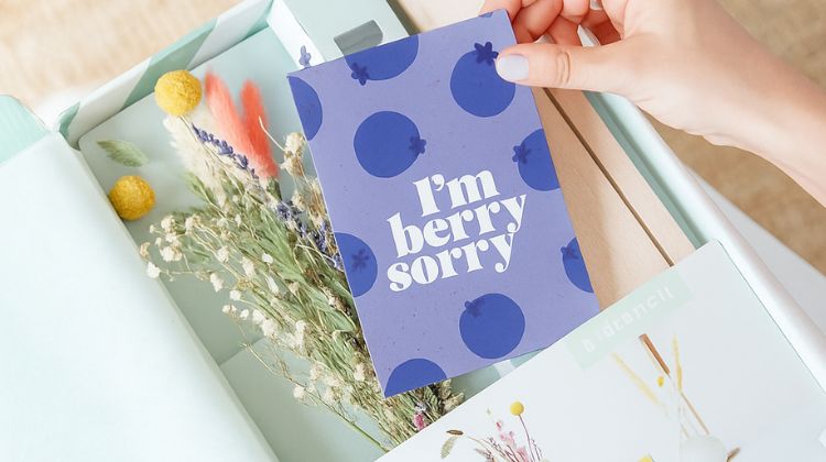 brievenbus cadeau met paarse kaart met besjes: 'I'm berry sorry'