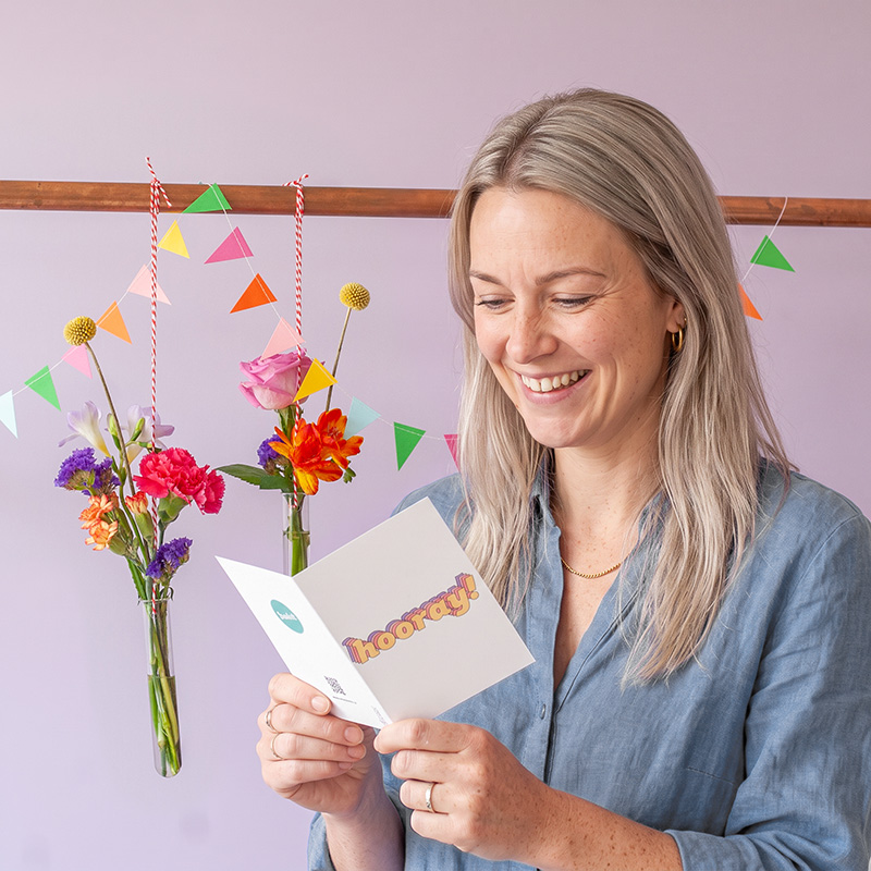 vrouw met bloomini brievenbus bloemen