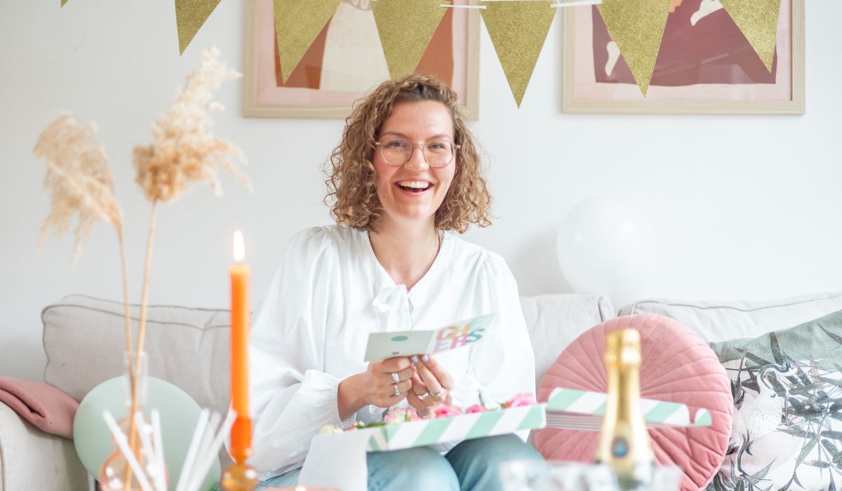 Lachende vrouw met wenskaart