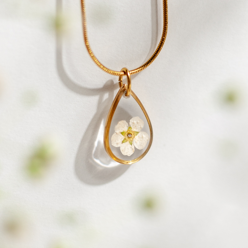 Veerkracht hanger en ketting wit Brievenbusbloemen