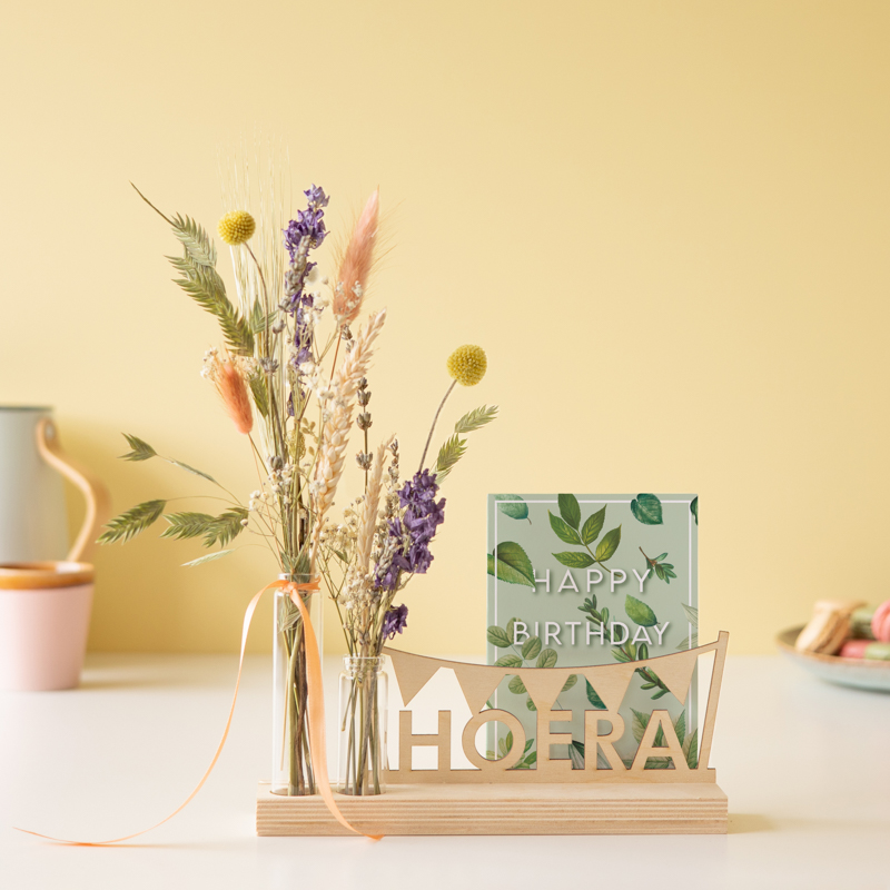 houten plankje met tekst hoera, vaasje droogbloemen en wenskaart happy birthday
