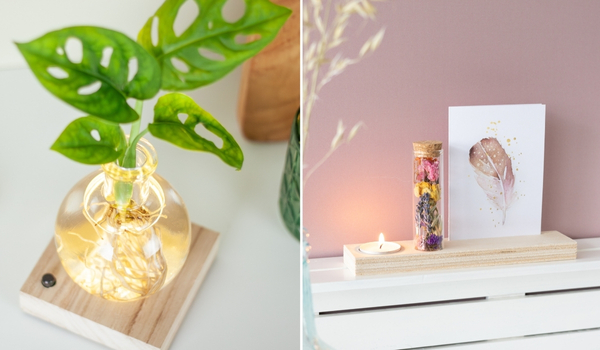 2 cadeaus naast elkaar: lichtplantje monstera en houten plankje met droogbloemen, kaarsje en wenskaart