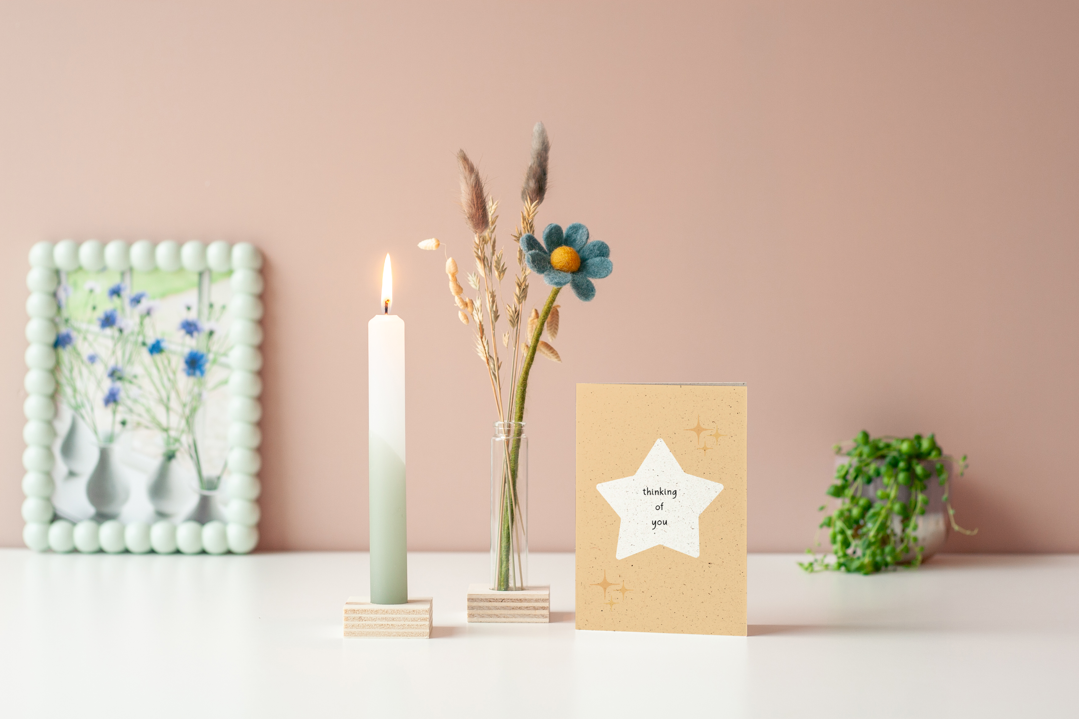 brievenbus cadeau met kaars, droogbloemen en kaart met tekst 'thinking of you'