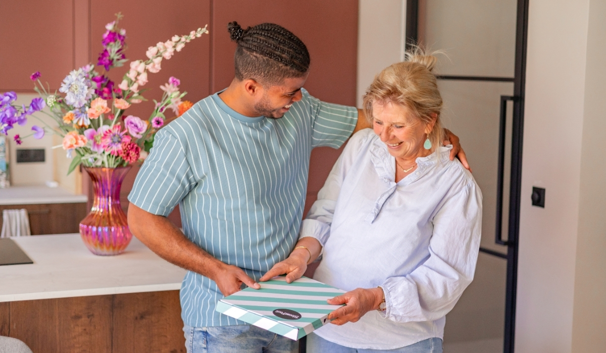 Zoon geeft cadeau aan moeder