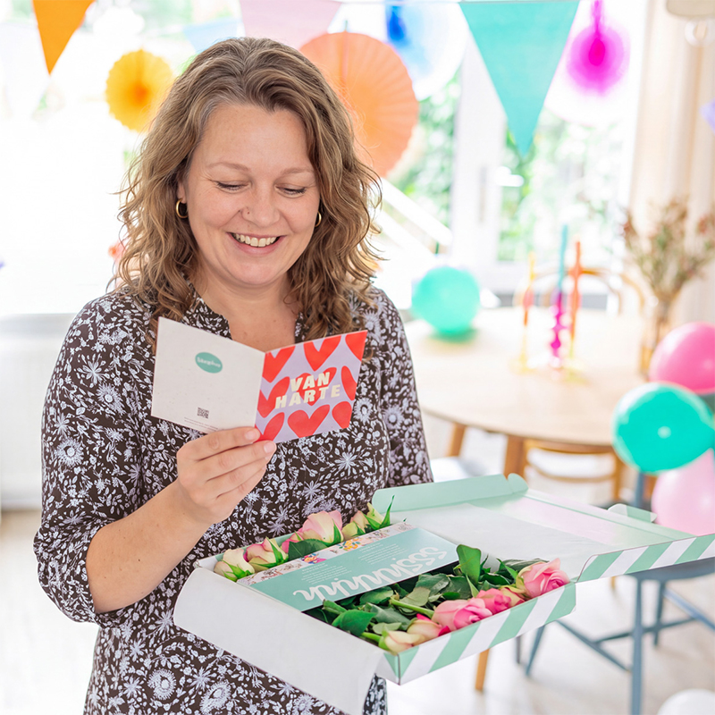 vrouw met verjaardags cadeau rozen