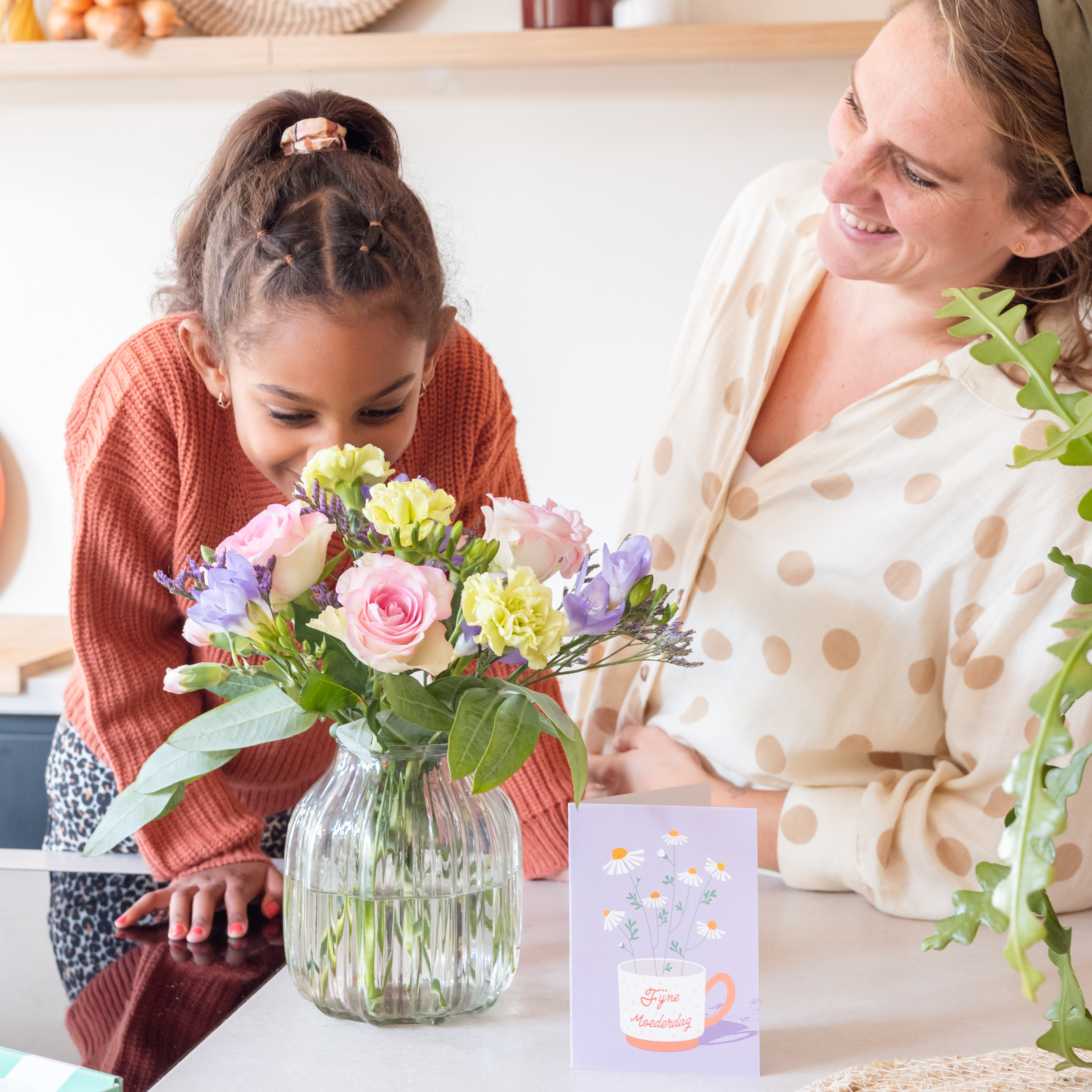 Meisje ruikt aan bos verse bloemen
